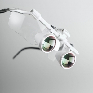 Zestaw zawierający lupę okularową na ramce z lampką diodową LED LoupeLight2 z akumulatorem kieszonkowym mPack mini i ładowarką transformatorową E4-USB  Lupa okularowa 2,5x/420 (belka z systemem i-View